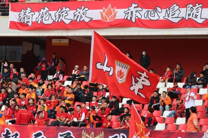 主場(chǎng)上萬(wàn)名球迷的吶喊助威，給山東體彩女足征戰(zhàn)女超增添了能量與動(dòng)力